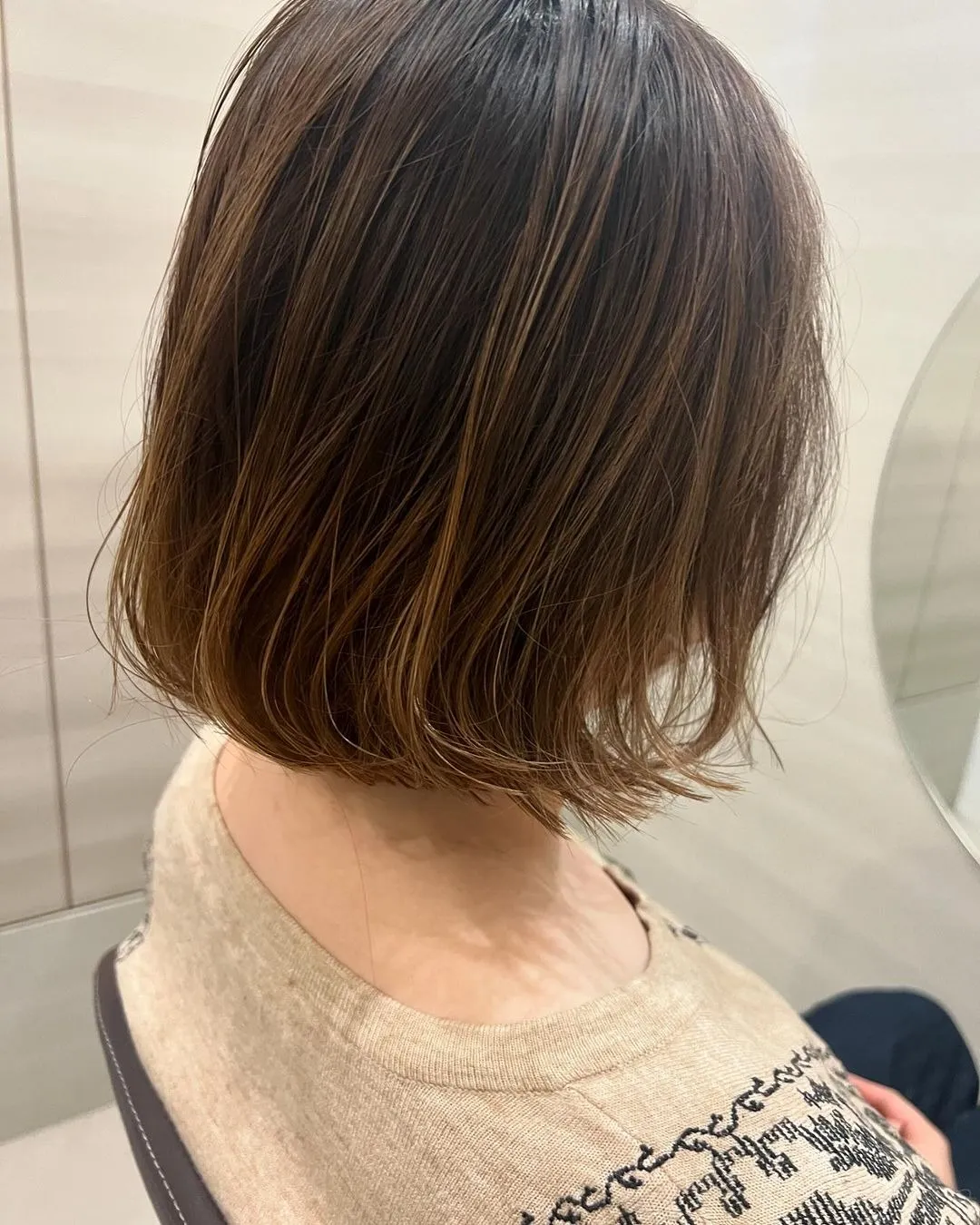 攻めのグレイヘアで魅せる新スタイル